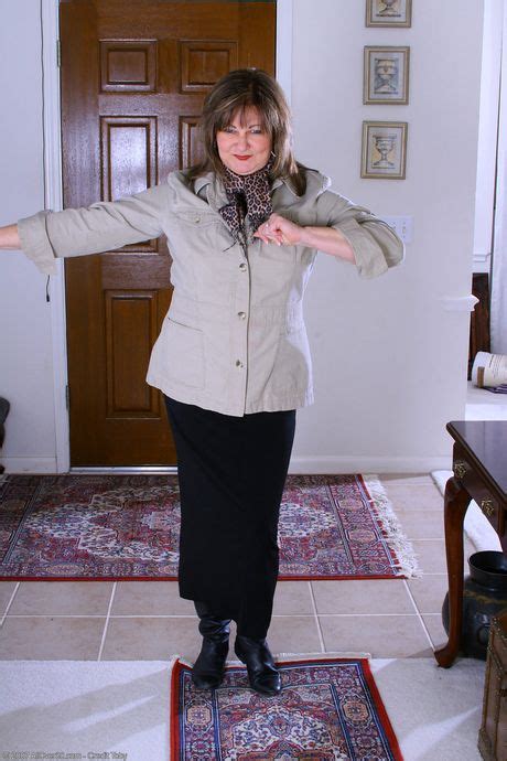 Mature Amateur Ruby Shows Her Big Ass And Spreads Her Mature Pussy