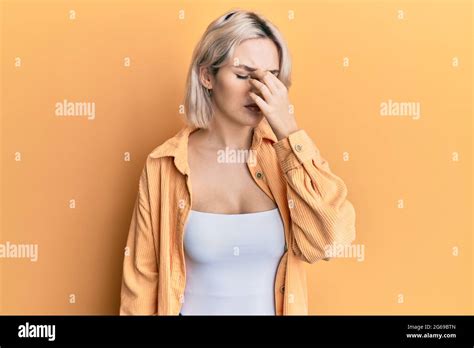 Junge Blonde M Dchen Tragen Freizeitkleidung M De Reiben Nase Und Augen Gef Hl M Digkeit Und