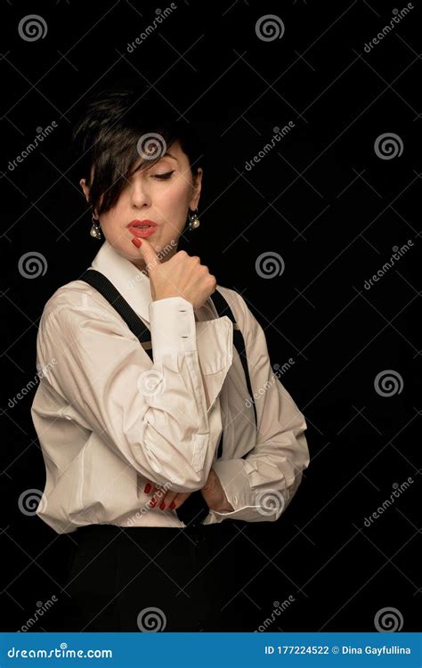 Une femme de 40 ans photo stock Image du adulte modèle 177224522