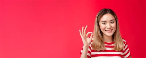 Gros Plan Amical Satisfait Insouciant Jeune Fille Blonde Asiatique Montrer Approbation Jugement