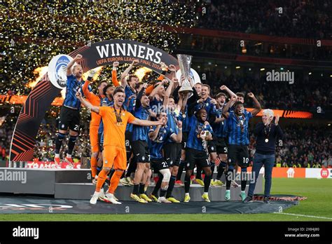 The Atalanta Players Celebrate With The Trophy After The Uefa Europa