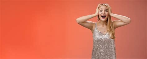 Tonn E Excit E Nerveuse Jeune Belle Blonde V Tue D Une Robe Argent E Et L Gante Elle N