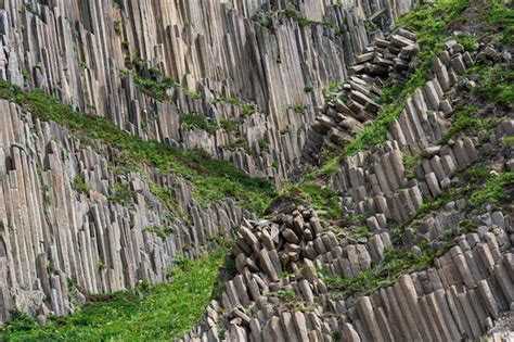 Paisagem com rochas de basalto colunares formando um padrão geométrico