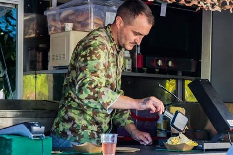 De Pe C Mpul De Lupt La Camioneta Restaurant Boto Neanul Militar