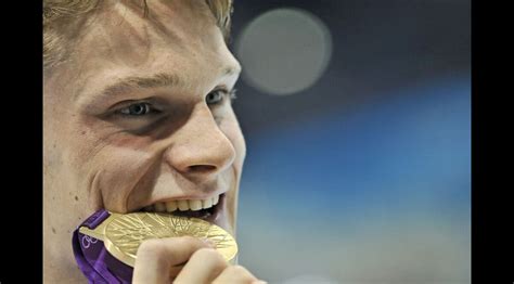 Vidéo Yannick Agnel et sa médaille d or après sa victoire sur 200 m