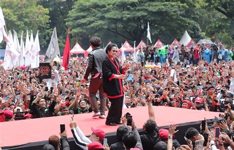 Di Kampaye Akbar Ganjar Mahfud Di Bandung Megawati Joget Bareng Slank