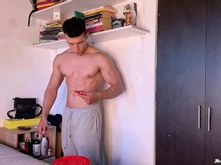 Hot Jock Jhonbianco 在粉刷房间时变得饥渴 Pornhub Gay
