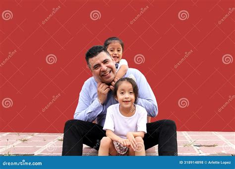 Pai Divorciado Passa Tempo Suas Duas Filhas Morenas Latina Celebrando O Dia Dos Pais Na