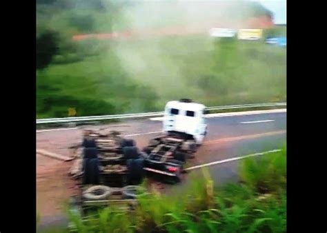 Vídeo Carreta bloco de granito tomba e abre cratera na BR 259