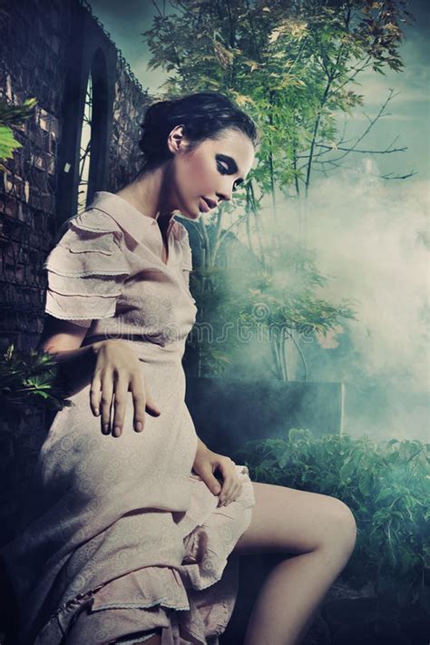 Brunette lindo novo imagem de stock Imagem de nave fêmea 14836309