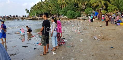 Berita Foto Pantai Kelapa Di Tuban Ternoda Sampah