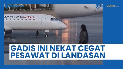 Gegara Datang Terlambat Gadis Ini Nekat Cegat Pesawat Di Landasan