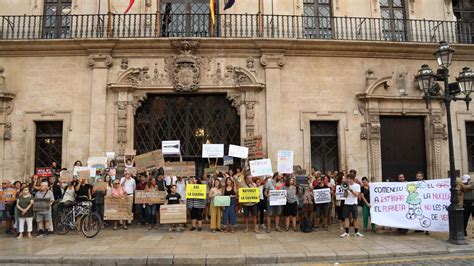 Fridays For Future Es Concentra Davant De Cort Per Reclamar Que L