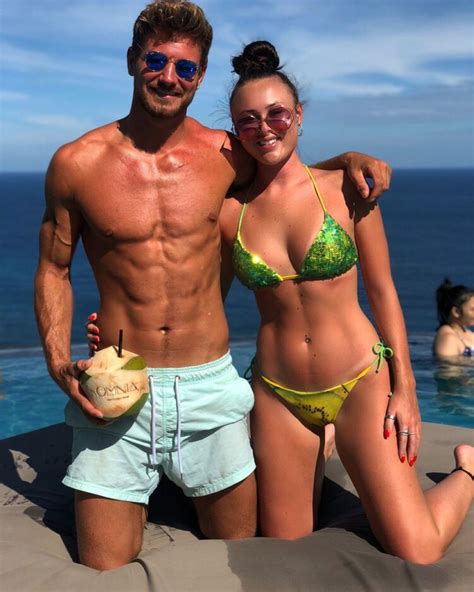 Hot Sexy Eloise Head Bikini Pics