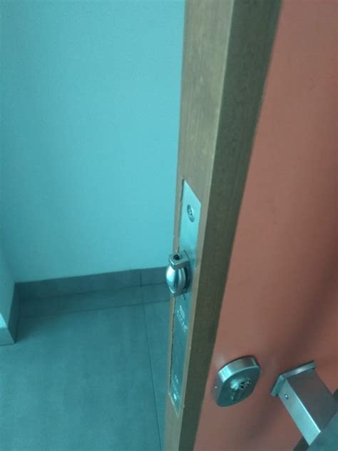 Perbaikan Pintu Biro Fasilitas