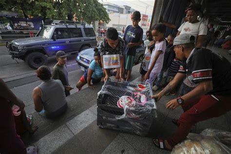 Centenares De Migrantes Se Albergan En Estaciones De Un Transporte