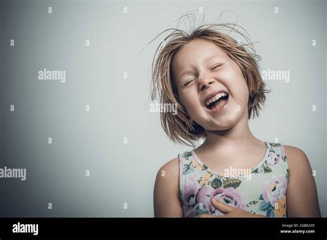 Petite fille blonde riant Banque de photographies et dimages à haute