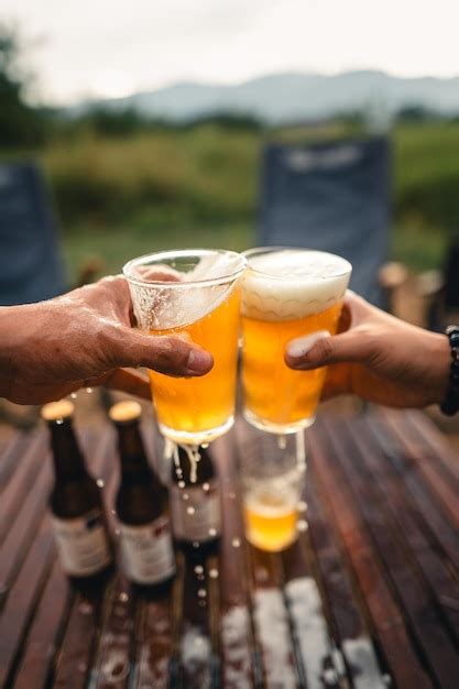 Un Grupo De Amigos Felices Bebiendo Y Brindando Cerveza Foto Premium