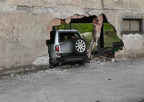 Carsoli Incidente Al Curvone Di Via Roma Auto Sfonda Muro Di