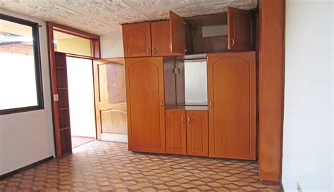 AMPLIA CASA CON DOS DEPARTAMENTOS Y VERDE EN VENTA Cuenca Mandato Paredes