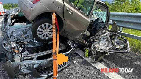 Incidente Sulla Superstrada Di Malpensa Un Auto Finisce Sopra L Altra