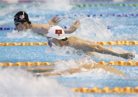 Hot boy tuyển bơi Việt Nam quên ăn mừng HCV SEA Games 32 vì quá mệt gục đầu ngay khi về đích