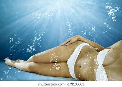 Slim Sexy Woman Bikini Water SplashẢnh có sẵn Shutterstock