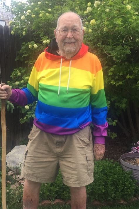 Depois De Fingir Ser Hetero Por Quase Um S Culo Homem De Anos Conta Para A Fam Lia Que Gay