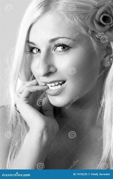 Blonde Atractivo Hermoso Imagen De Archivo Imagen De Retrato 7418235