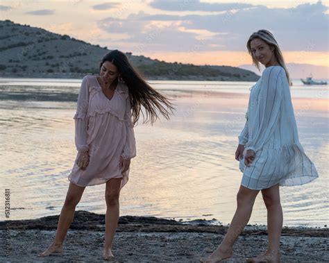 Dos chicas pasando un dia en la playa en bikini y traje de baño Stock Photo Adobe Stock