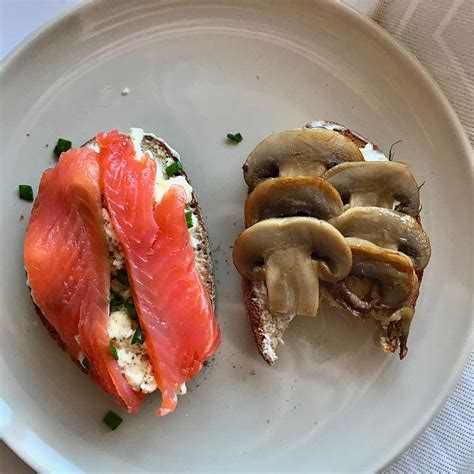 Тосты с форелью и шампиньонами | Еда, Вкусняшки, Форель