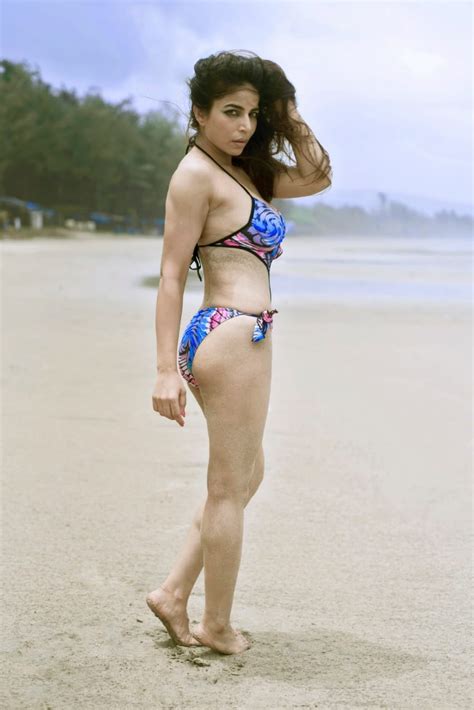 Hot Actresses Maahi Khan Sizzles In Bikini Photoshoot FilmyNaka