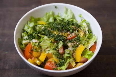 Primer Plano De Verduras Org Nicas Picadas En Un Taz N Blanco Tomates