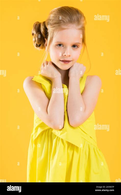 Fille blonde qui danse Banque de photographies et dimages à haute résolution Alamy