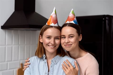 Casal gay comemorando aniversário juntos Foto Grátis