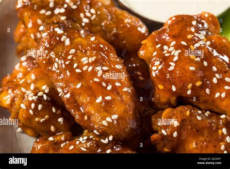 Ailes de poulet au miel sriracha Banque de photographies et dimages à