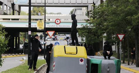 Estudiants de la UAB tallen l accés al campus per carretera en el