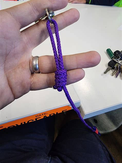 Help identifying knot please : r/paracord