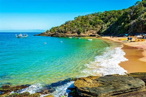 Praia do paraíso águas transparentes coloridas cercadas por pedras