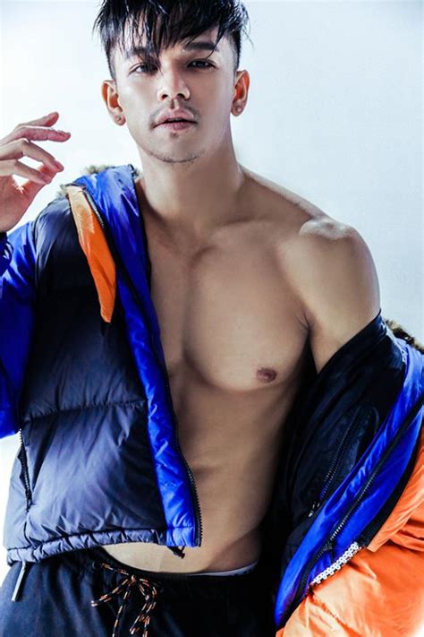 Trọng Hiếu lần đầu bán nude khoe hình thể cực chuẩn