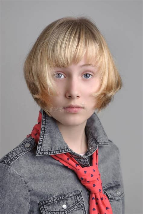 Fille Blonde Image Stock Image Du Gens Mouvement Cheveu 18913197