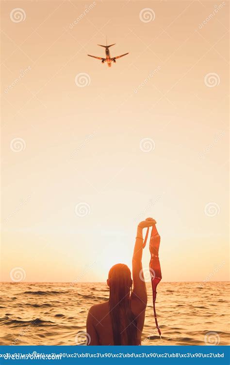 Joven Con El Pelo Largo Rubio Y Topless Sentado En El Agua Y Sosteniendo En La Mano Un Bikini