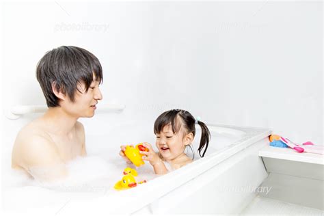 お父さんと一緒にお風呂に入る幼い女の子 写真素材 [ 5206487 ] フォトライブラリー Photolibrary