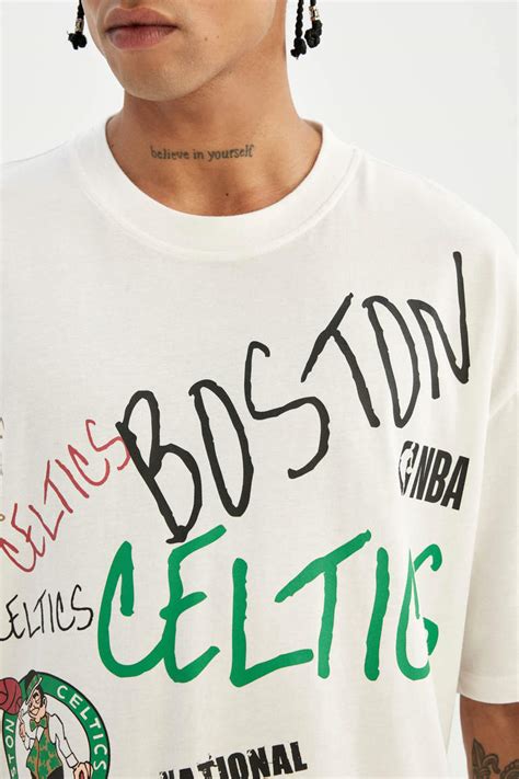 Ecru MAN DeFactoFit NBA Boston Celtics Licensed Oversize Fit Crew Neck