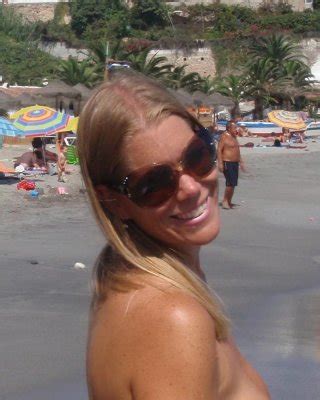 Gro Er Arsch Und Titten Auf Kurvigen Urlaub Milf Oben Ohne Am Strand Porno Bilder Sex Fotos