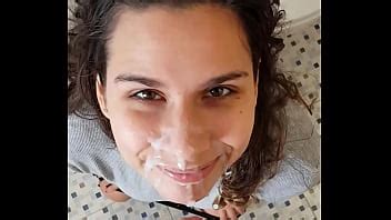 Hermanastra chupa en el baño mientras todos se divierten en la fiesta de cumpleaños XVIDEOS