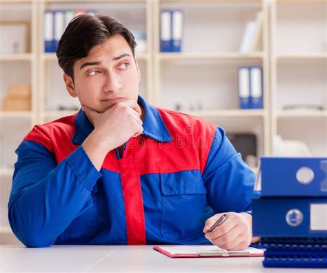 Ouvrier Dans Le Fonctionnement D Uniforme Sur Le Projet Photo Stock