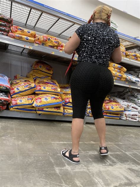 Wide Bubble Latina Mama Flaunting Her Meaty Cheeks Spandex Leggings Yoga Pants Forum