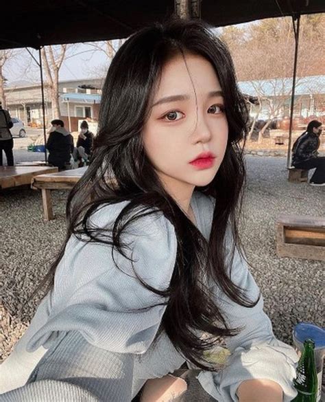 Hot girl xinh đẹp diện đồ táo bạo khoe dáng ở ga tàu