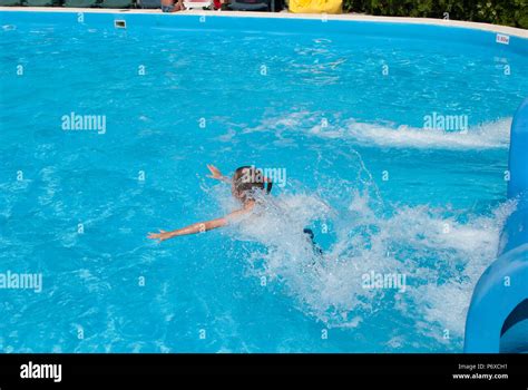 Wenig Dünnes Mädchen In Schwimmbad Mit Spritzer Auf Wasserrutsche Stockfotografie Alamy